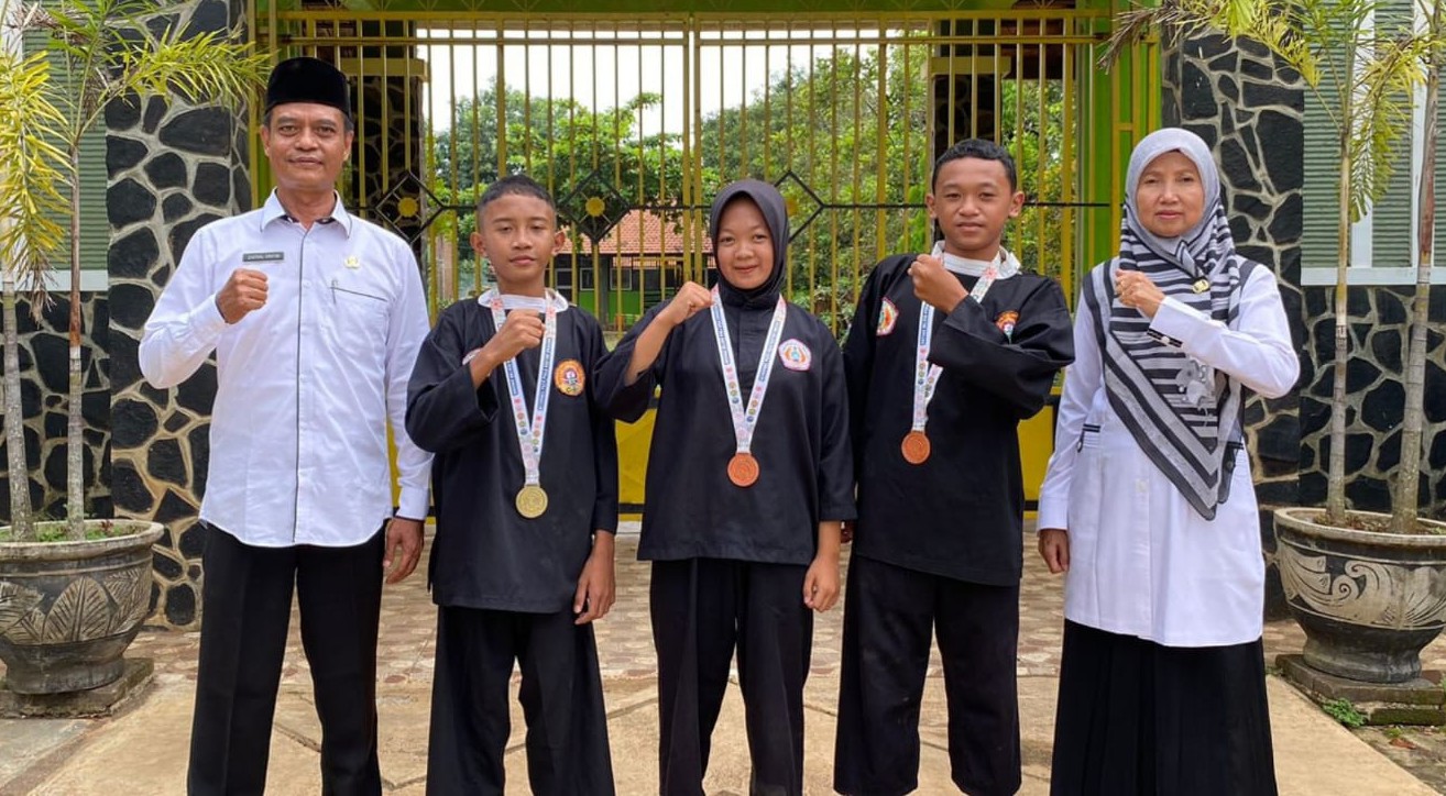 MTsN 2 Pati Sabet 3 Medali di Kejurnas Pencak Silat Cempaka Putih