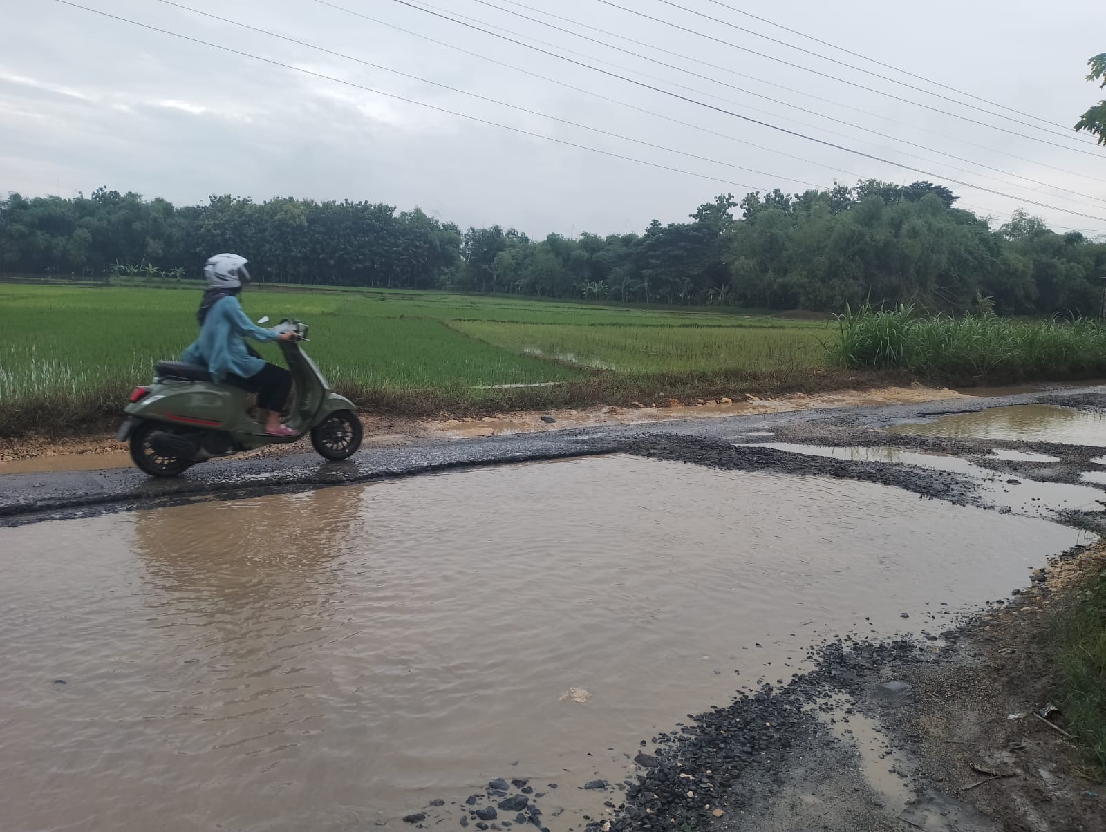 Masyarakat Keluhkan Jalan Poros Winong-Gabus Tak Kunjung Diperbaiki