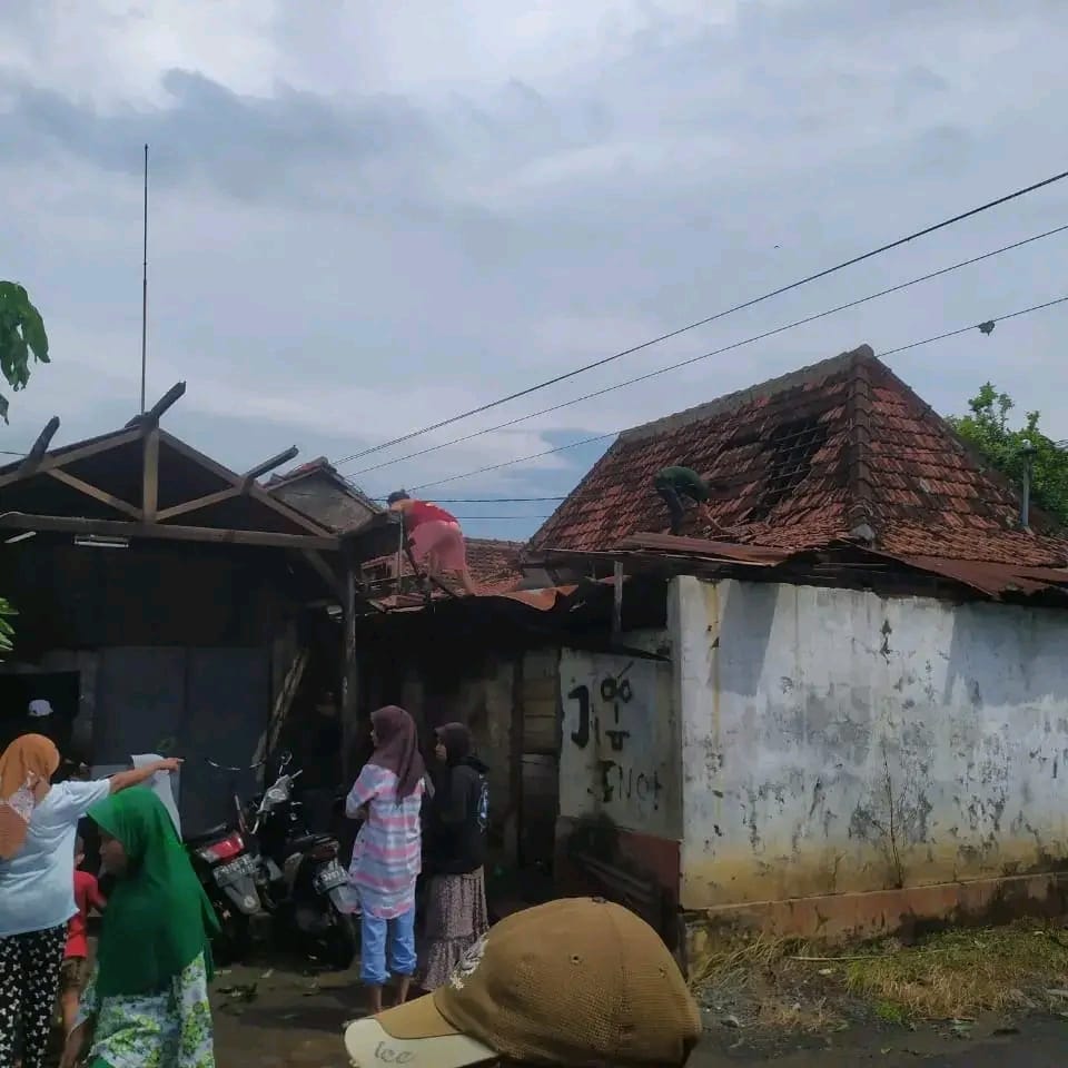 Angin Puting Beliung Hantam Bangunan di Trangkil Pati