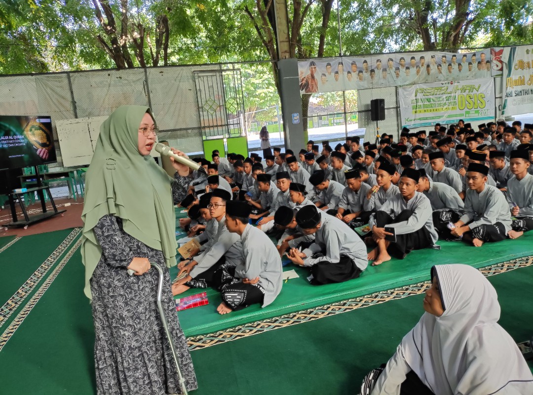 Peringati Nuzulul Qur’an, Santri Azzahrah Boarding School MTsN 1 Pati Hadirkan Founder Dee Motivator