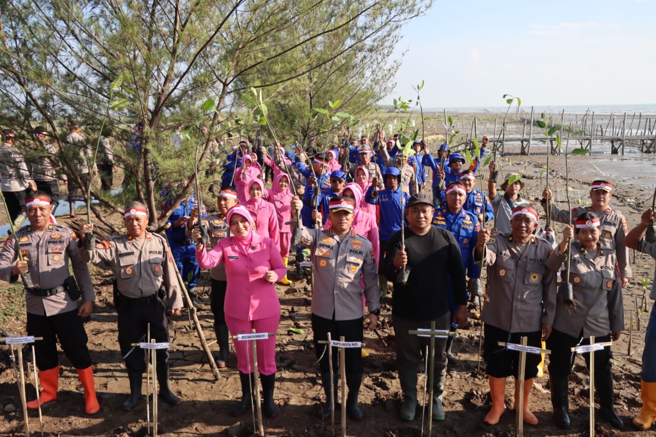 Polresta Pati Tanam Mangrove Sambut Hari Bhayangkara Ke-78