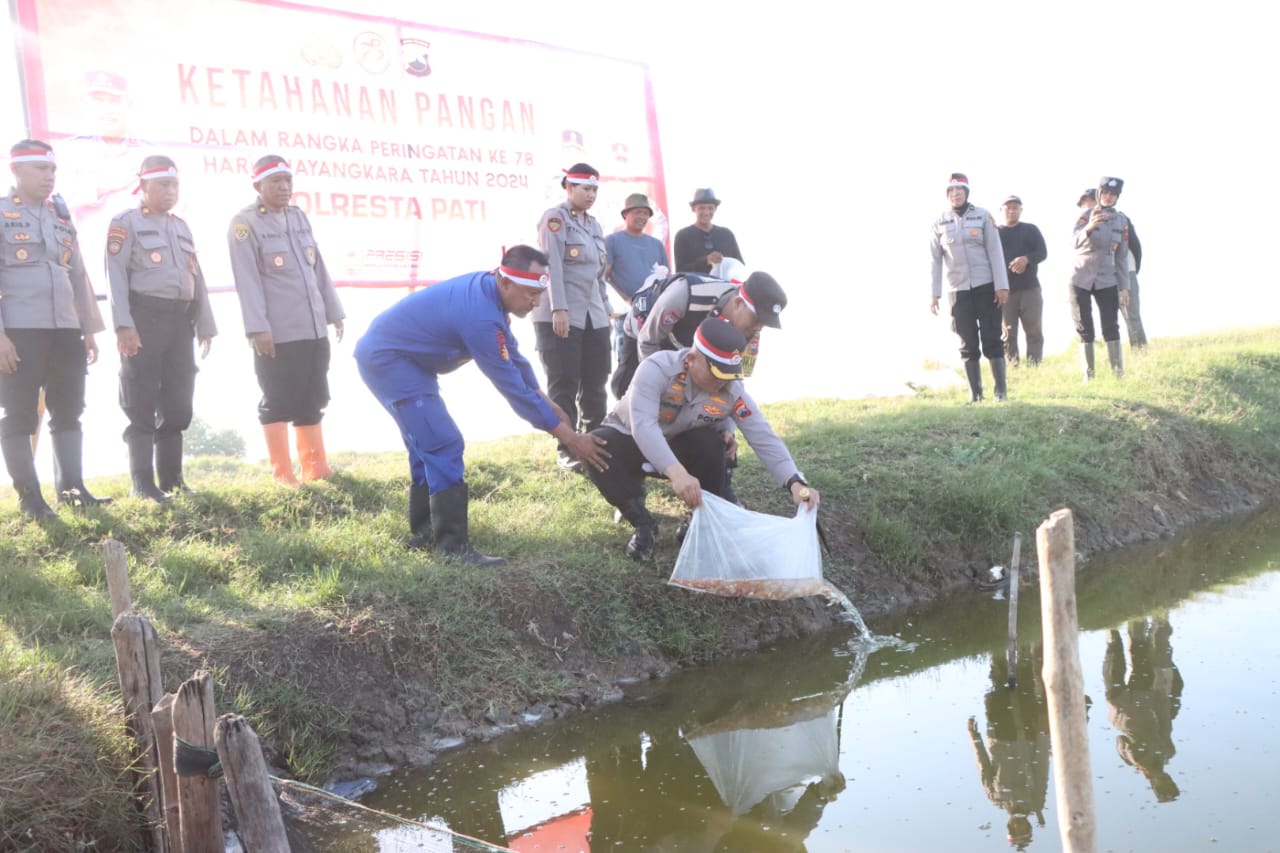 Polresta Pati Melaksanakan Kegiataan Penebaran Bibit Ikan dalam rangka Hari Bhayangkara ke-78