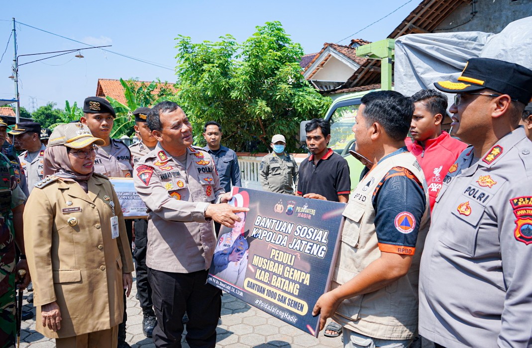 Irjen Pol Ahmad Luthfi Bantu Ribuan Semen Untuk Bangun Rumah Korban Gempa di Batang, Juga Dirikan Dapur Umum Dan Trauma Healing