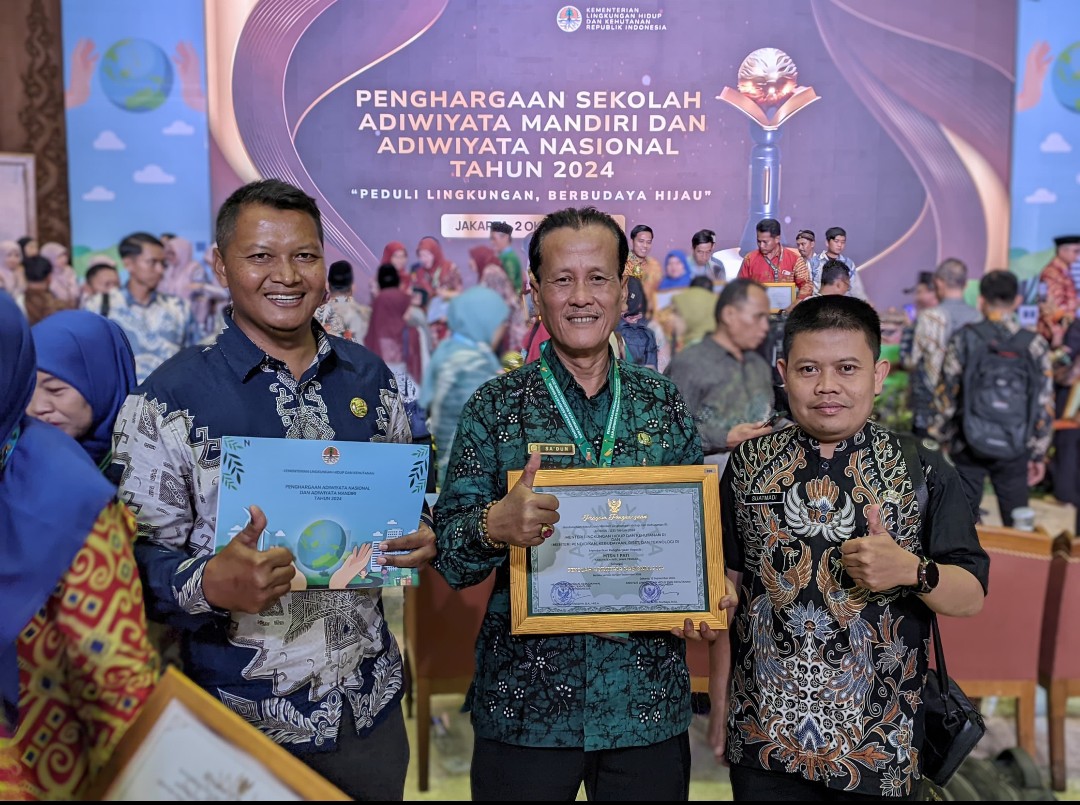 MTsN 1 Pati Terima Penghargaan Sekolah Adiwiyata Nasional 2024