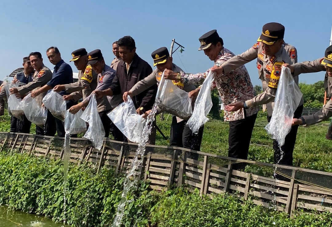 Dukung Program Asta Cita Presiden, Polresta Pati Tebar Sepuluh Ribu Bibit Ikan Lele