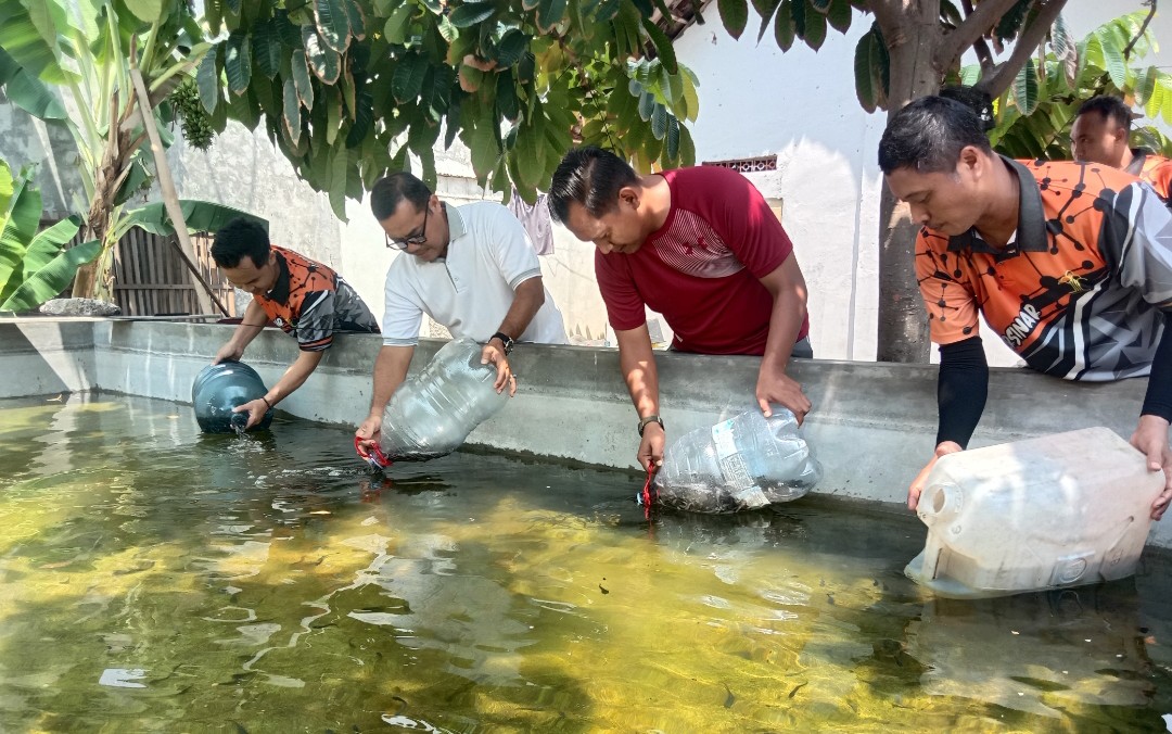 Kalapas Pati Didampingi Jajaran Tebar 25 Ribu Benih Lele Untuk Pembinaan Warga Binaan